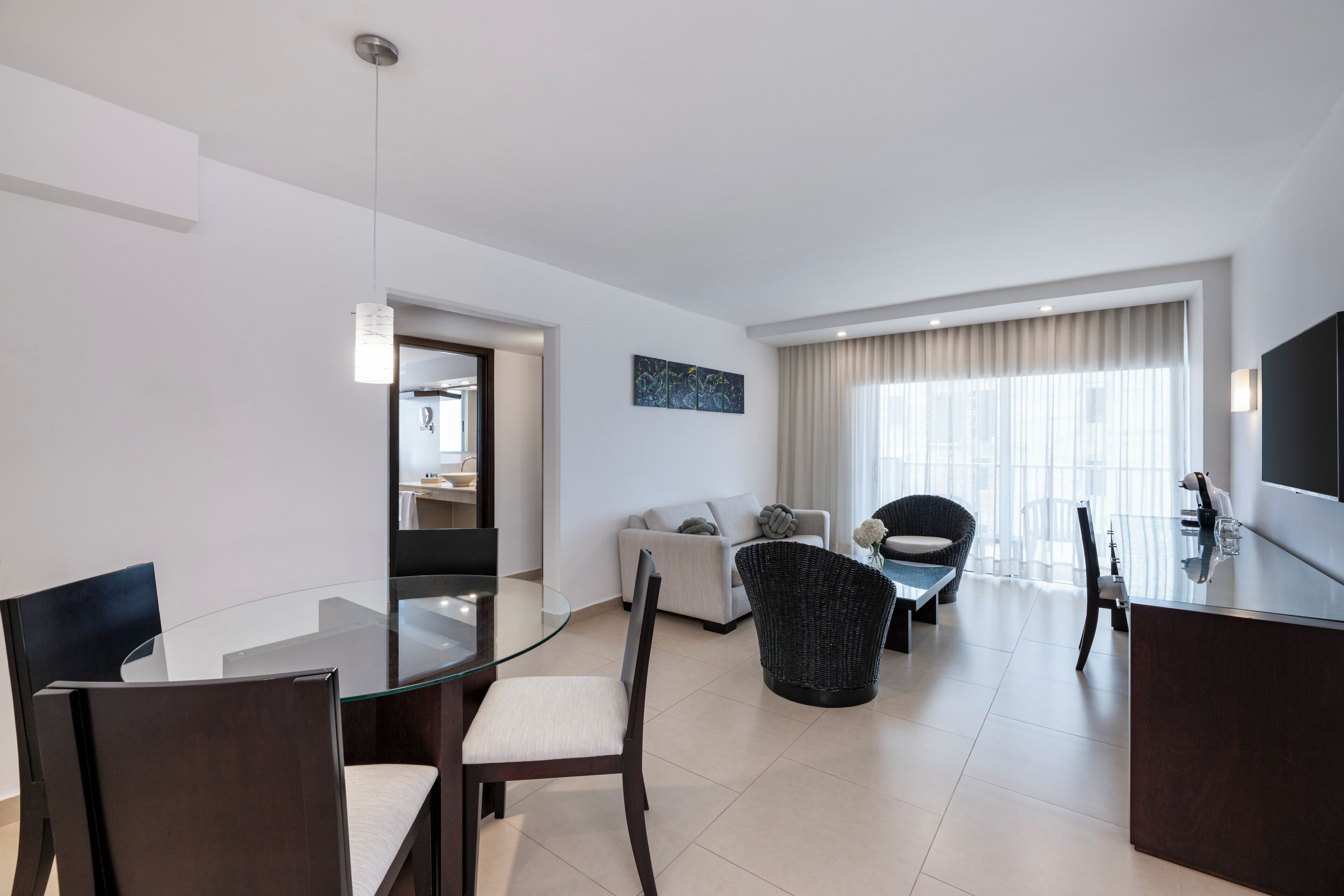 Suite familiar, 2 habitaciones, balcón, vistas parciales al mar | Zona de estar