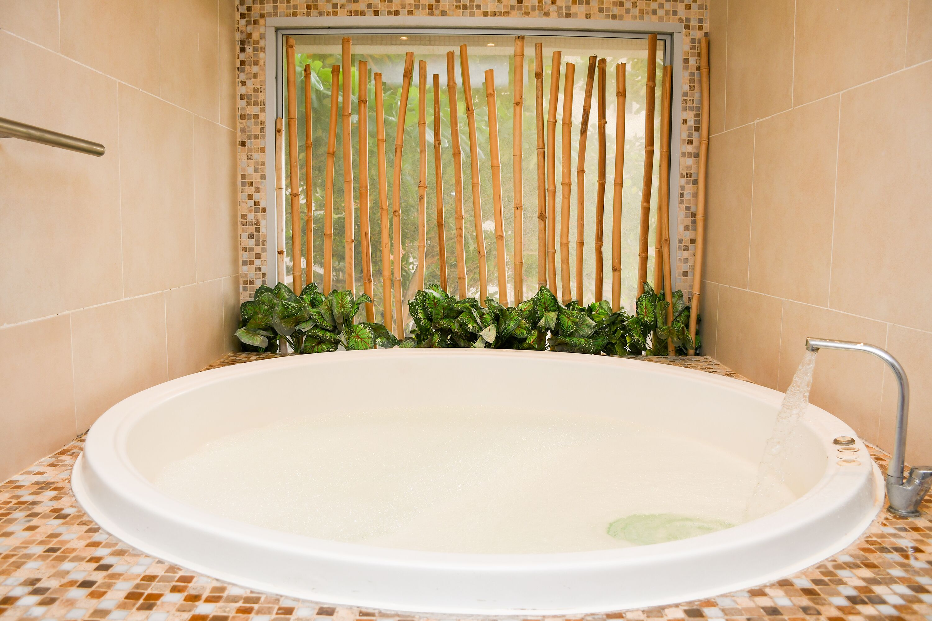 couples treatment room(s), hot tub, steam room, body treatments