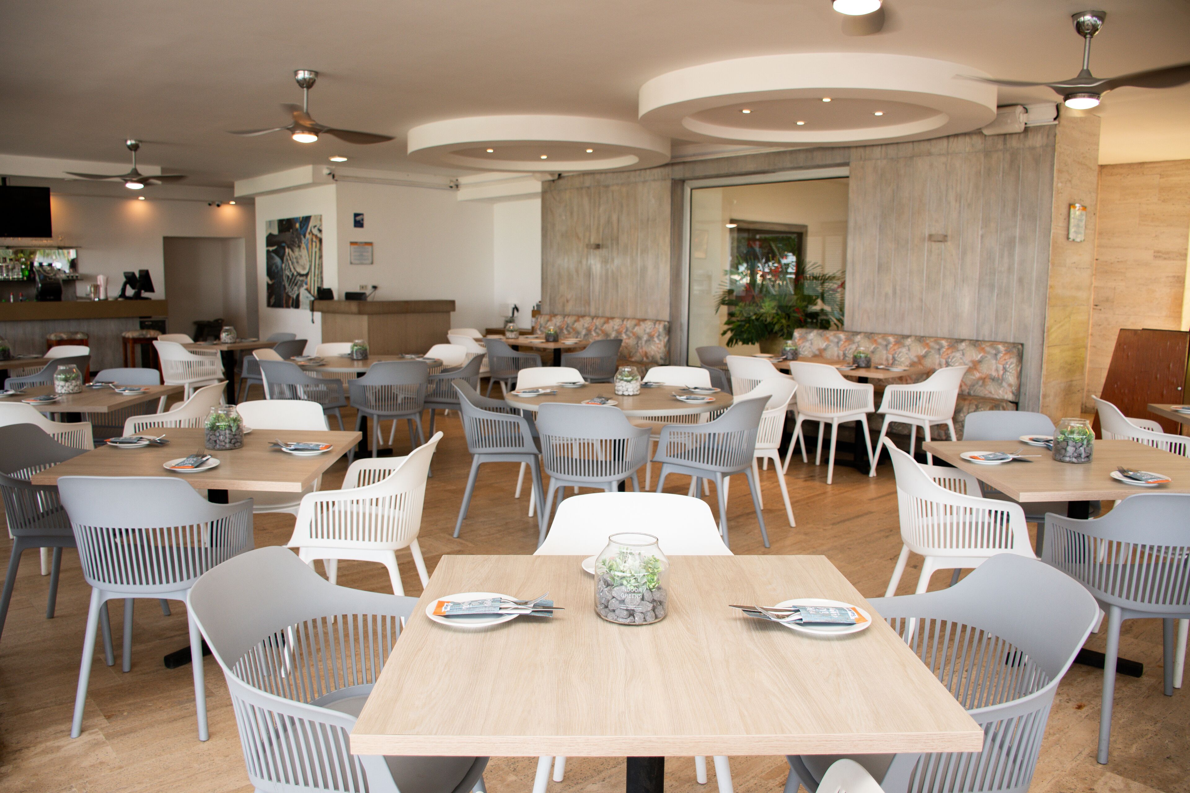 2 restaurantes; se sirven desayunos, comidas y cenas