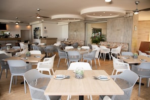 2 restaurants servant le petit déjeuner, le déjeuner et le dîner