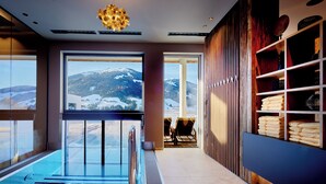 Indoor pool, outdoor pool, sun loungers - Der Böglerhof - Pure Nature Spa Resort (Alpbach)