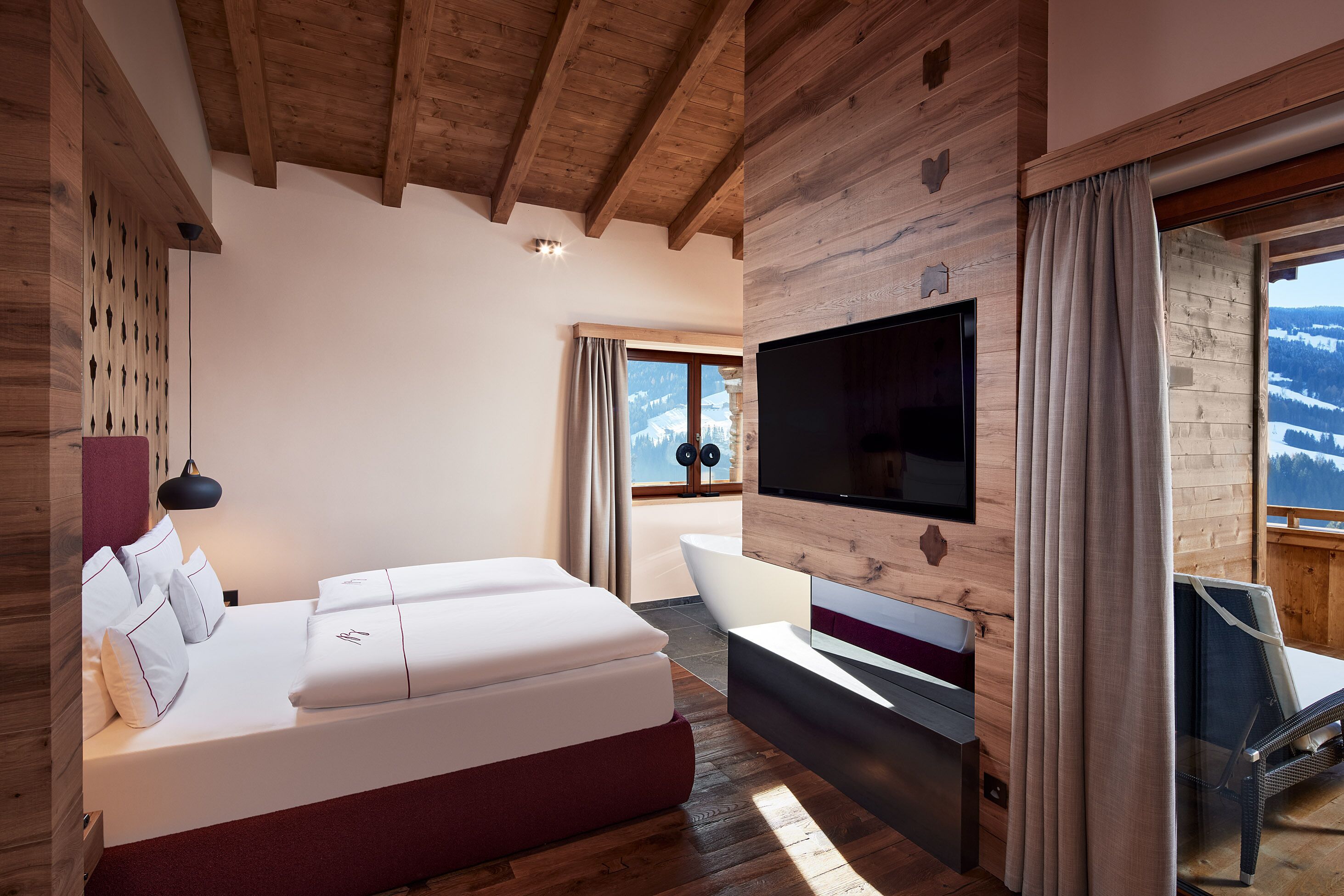 hypo-allergenic bedding, free minibar, in-room safe, desk