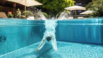 Innenpool, Außenpool, Liegestühle