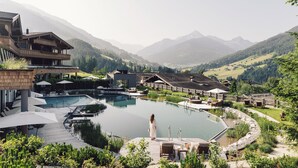 Indoor pool, outdoor pool, sun loungers - Der Böglerhof - Pure Nature Spa Resort (Alpbach)