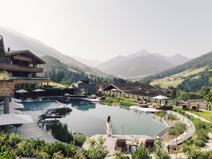 Piscine couverte, piscine extérieure, chaises longues