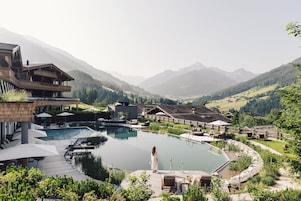 Una piscina cubierta, una piscina al aire libre, tumbonas