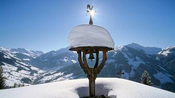 Eine verschneite Berglandschaft mit einem Glockenturm.