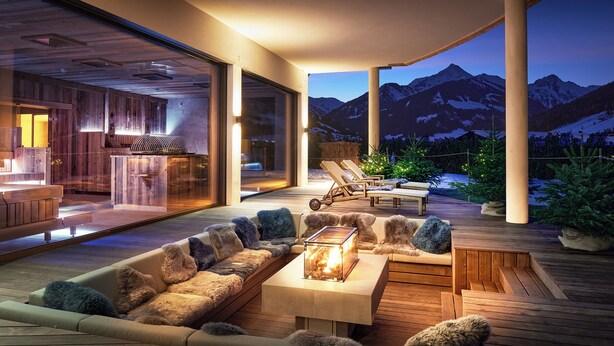 A modern outdoor living area with a sofa, coffee table, and lounge chairs, overlooking a mountainous landscape. - Der Böglerhof - Pure Nature Spa Resort (Alpbach)