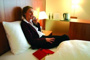 Minibar, coffres-forts dans les chambres, bureau, rideaux occultants