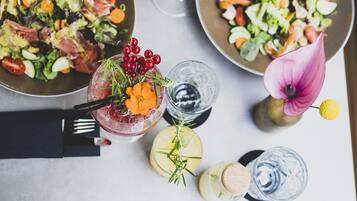 朝食、ランチに営業 (多国籍料理、ガーデン ビュー)