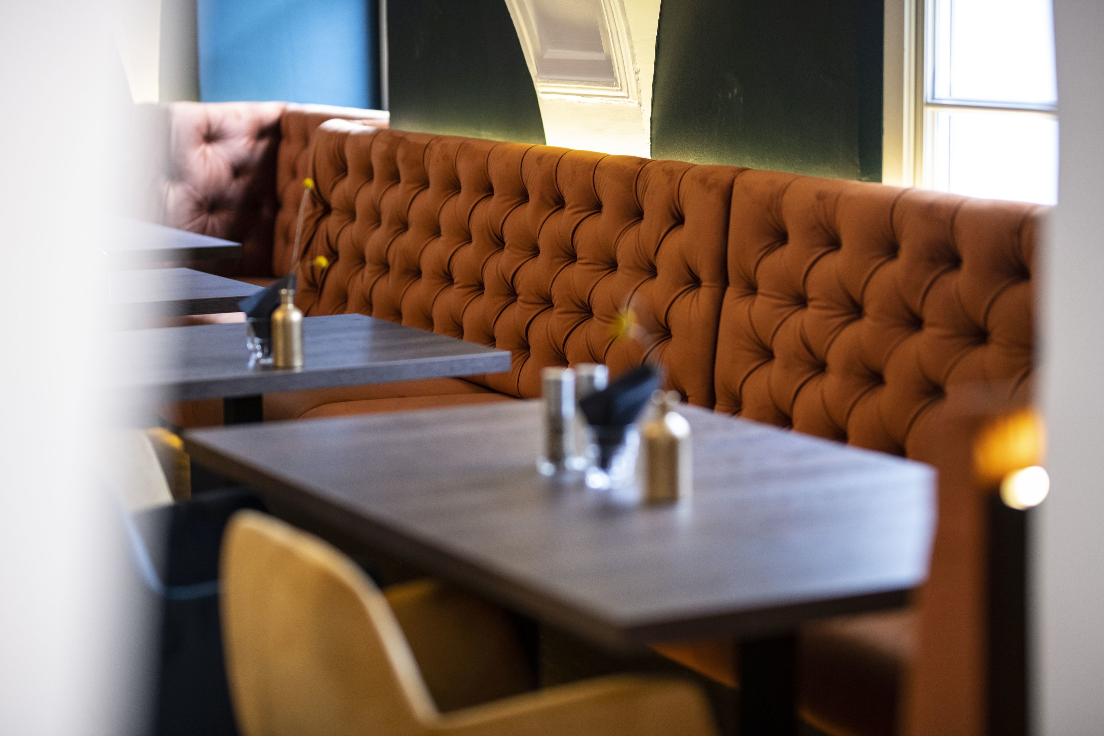 breakfast, lunch served; international cuisine, garden views