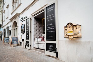 A boutique hotel with a sign reading "Life is better in a garden" and "Enjoy life". - Hotel Palais26 (Villach)
