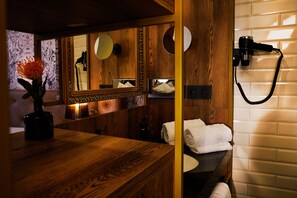 Junior Studio Suite, 1 Bedroom, City View | Bathroom | Deep soaking tub, free toiletries, hair dryer, towels