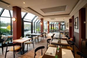 Se ofrece un desayuno bufé todos los días (19.95 EUR por persona)