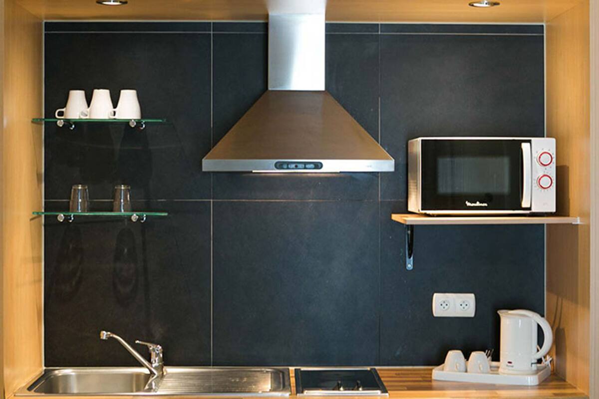 Private kitchen | Coffee/tea maker, shared microwave, electric kettle