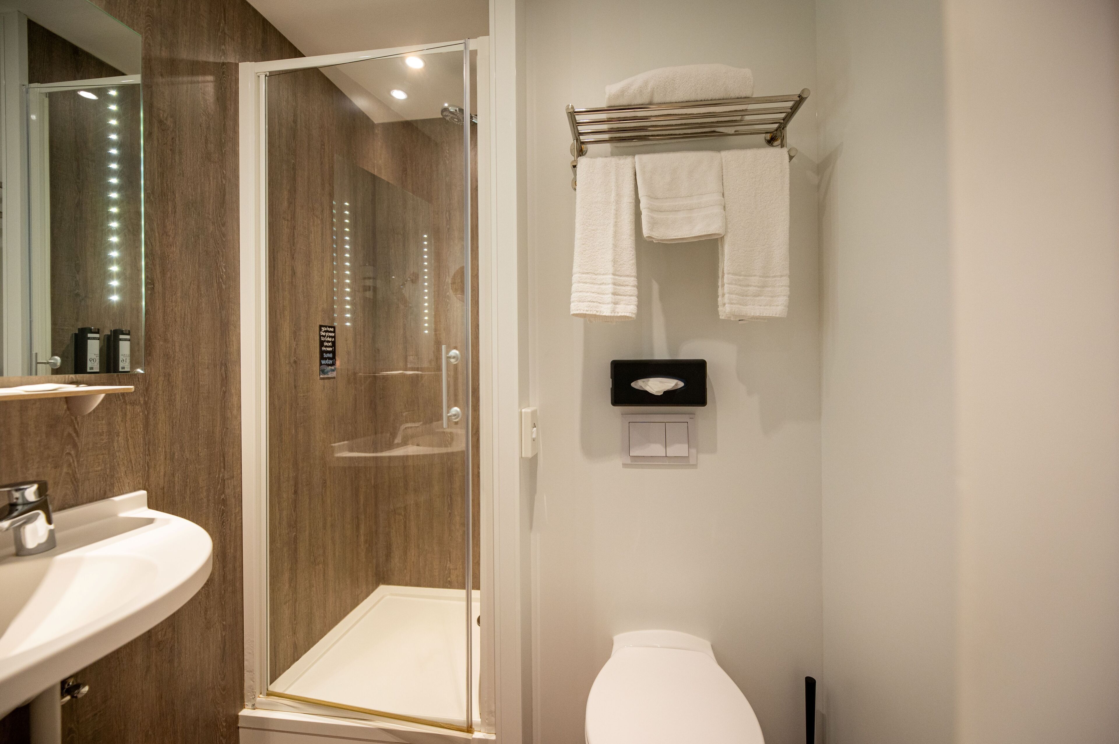 standard room | bathroom | combined shower/bathtub, free toiletries, hair dryer, towels