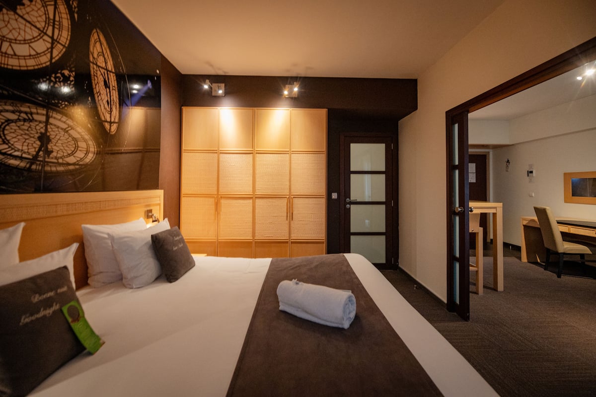 Premium bedding, in-room safe, desk, soundproofing