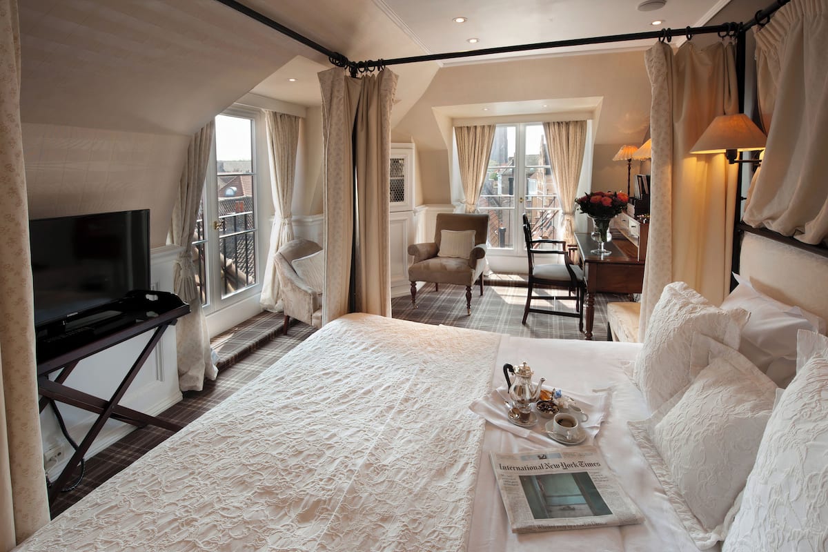 junior suite, 1 bedroom, jetted tub | egyptian cotton sheets, premium bedding, down duvets, minibar