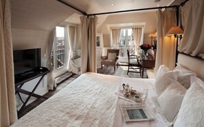 Suite junior, 1 habitación, bañera de hidromasaje | Sábanas de algodón egipcio y ropa de cama de alta calidad