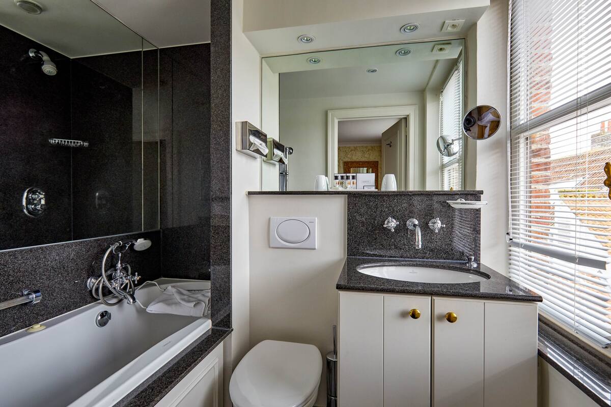 charming plus room | bathroom | combined shower/bathtub, jetted bath, designer toiletries, hair dryer