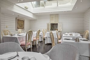 Se ofrece un desayuno completo (30 EUR por persona)