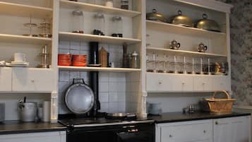 Se ofrece un desayuno completo (30 EUR por persona)