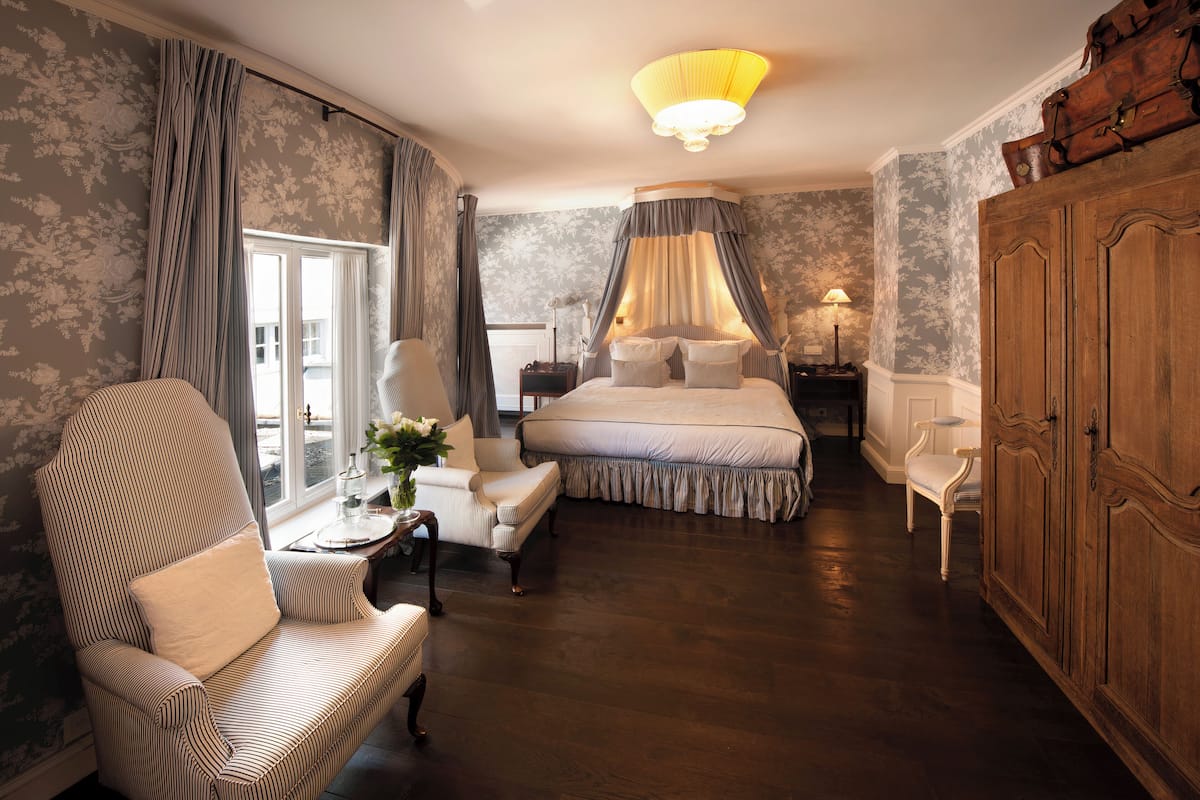 1 bedroom, Egyptian cotton sheets, premium bedding, down duvets