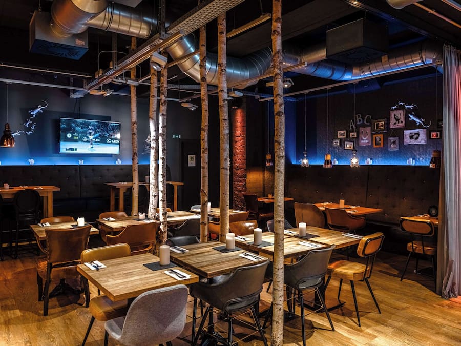 Frokost, lunsj og middag serveres, lokale og internasjonale retter