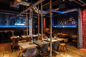 早餐，供應午餐和晚餐
