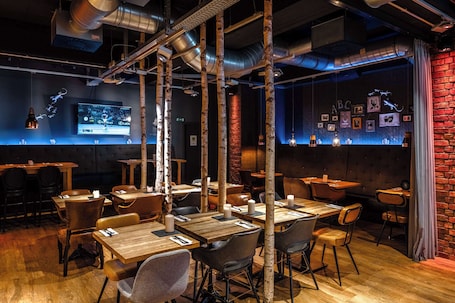 Breakfast, lunch, dinner served; local and international cuisine