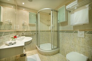 Kamer, 3 eenpersoonsbedden, niet-roken | Badkamer | Gratis toiletartikelen, een haardroger, badjassen, pantoffels