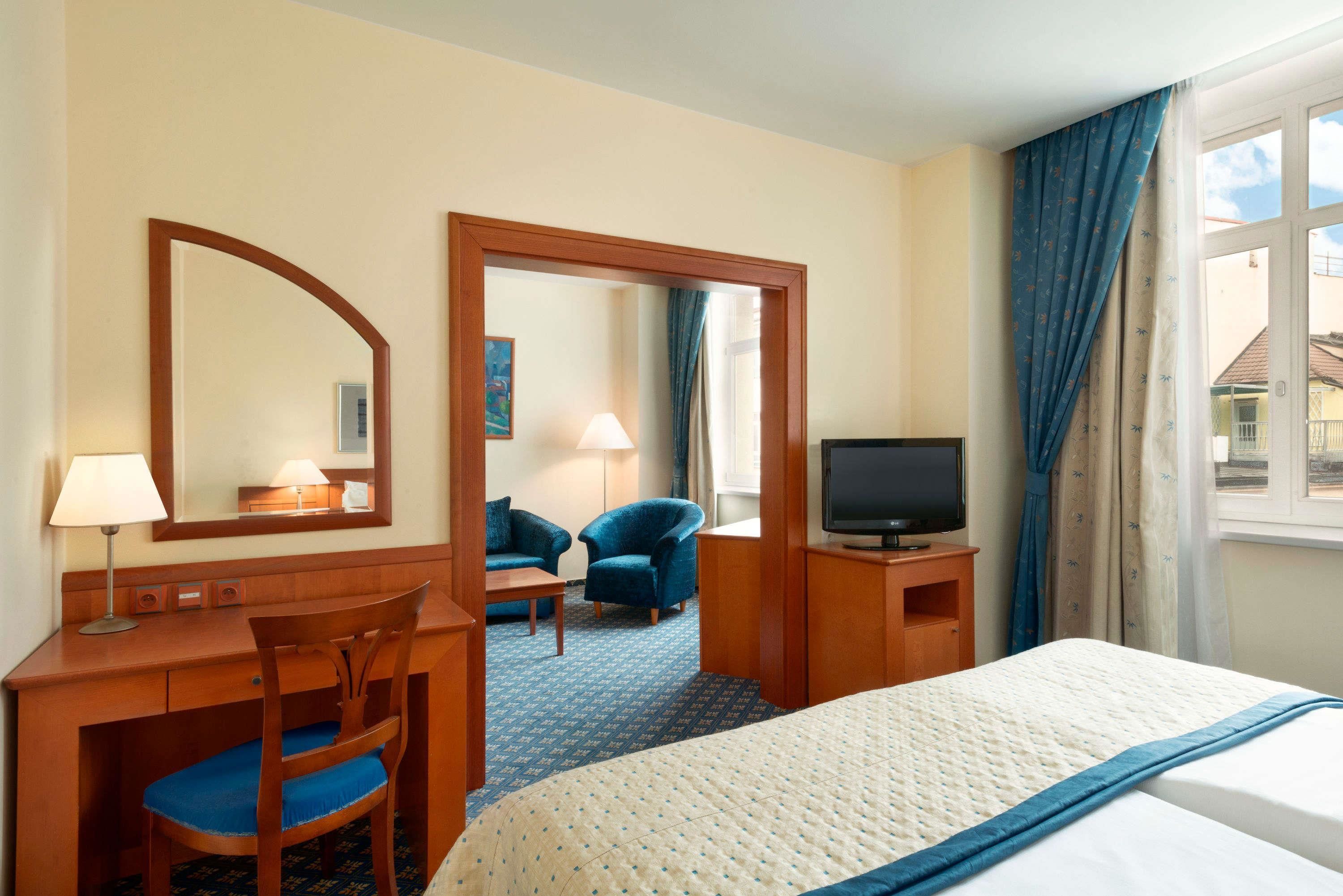 suite, 1 king bed, non smoking | 1 bedroom, in-room safe, desk, laptop workspace