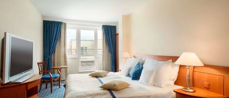 Business Room, 1 King Bed, Non Smoking | In-room safe, desk, laptop workspace, blackout drapes