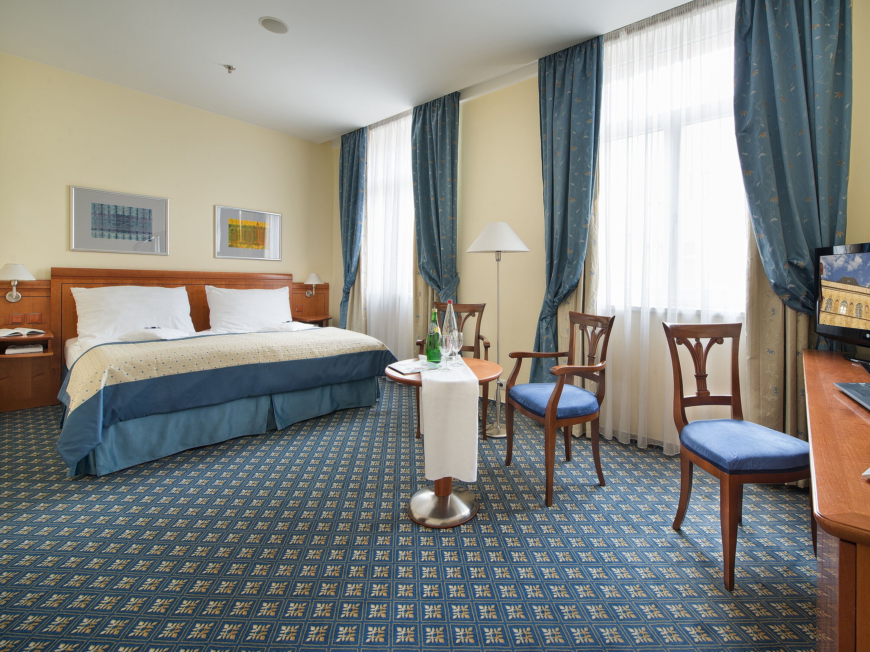 deluxe room, 1 king bed, non smoking | 1 bedroom, in-room safe, desk, laptop workspace