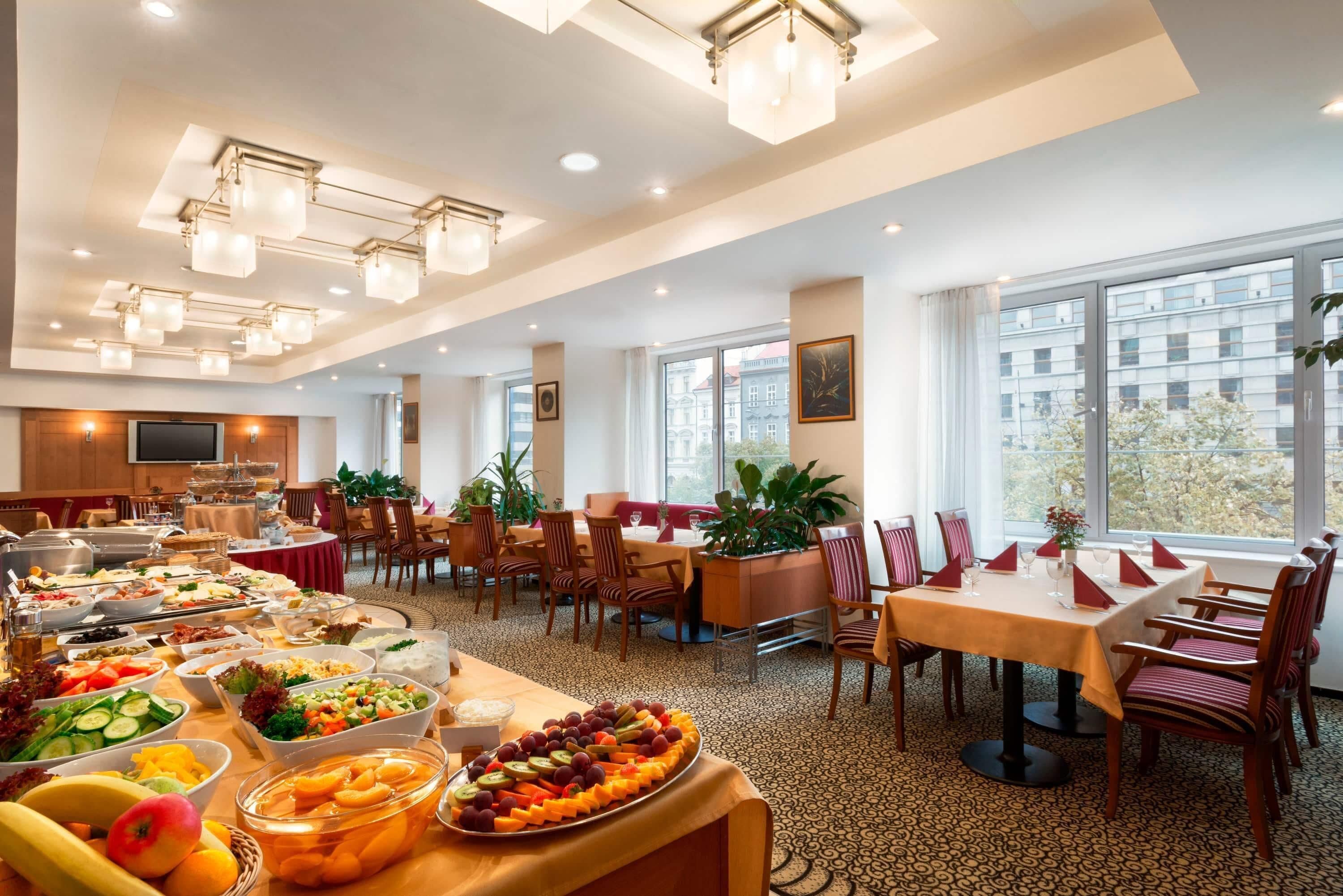 Dagelijks ontbijtbuffet (CZK 350 per persoon)