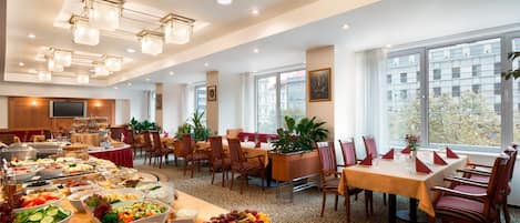 Daily buffet breakfast (CZK 350 per person)