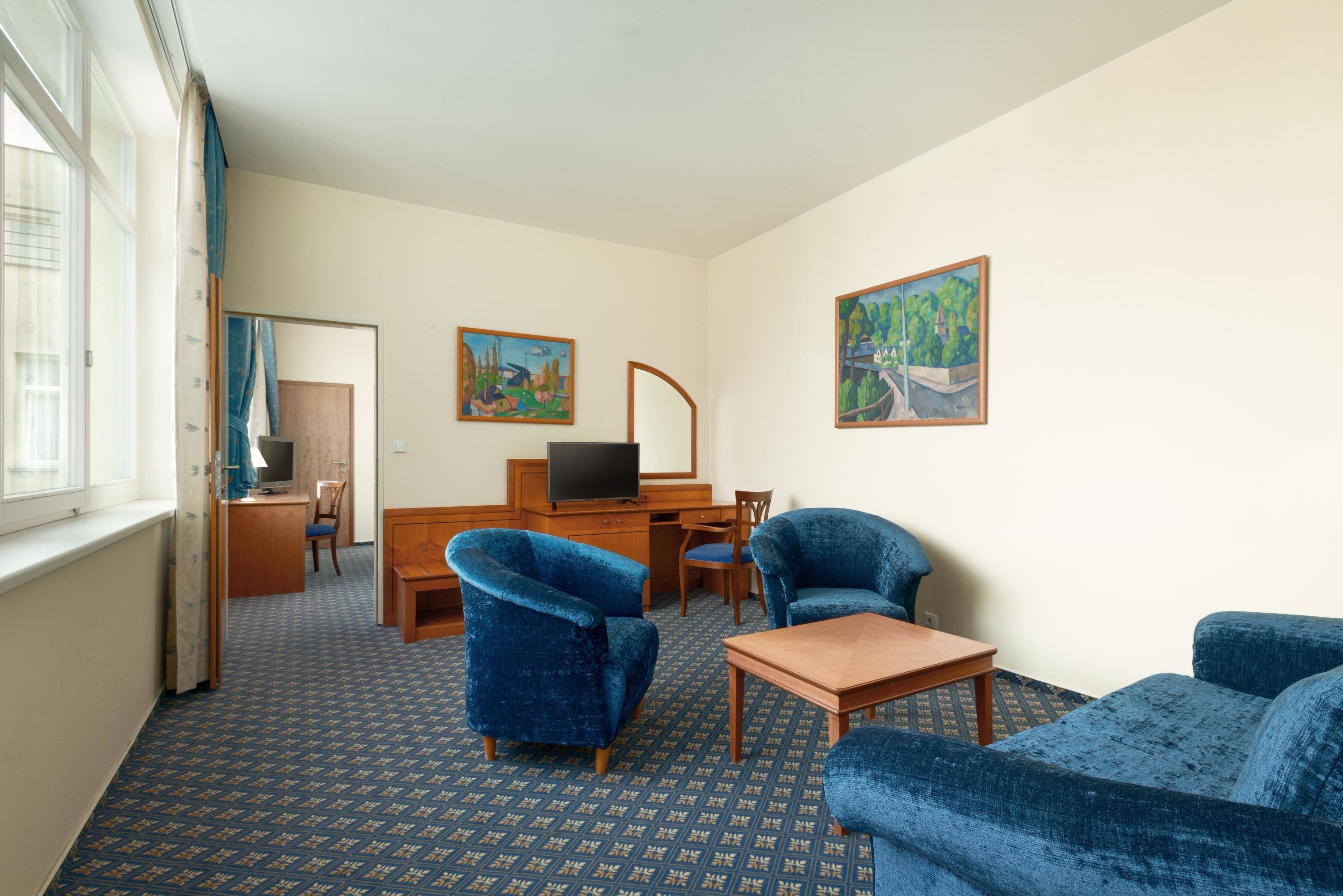 suite, 1 king bed, non smoking | 1 bedroom, in-room safe, desk, laptop workspace