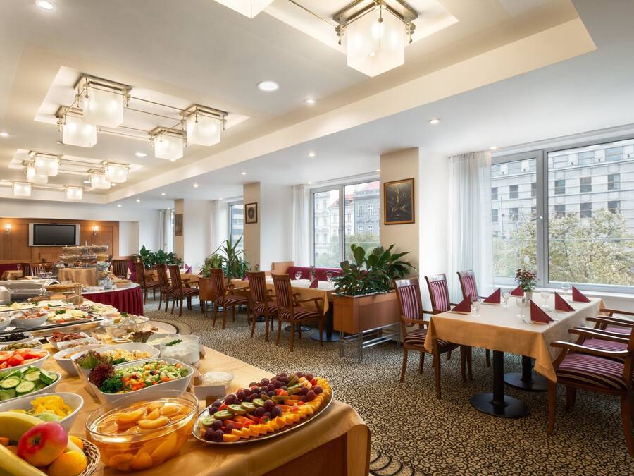 Daily buffet breakfast (CZK 350 per person)