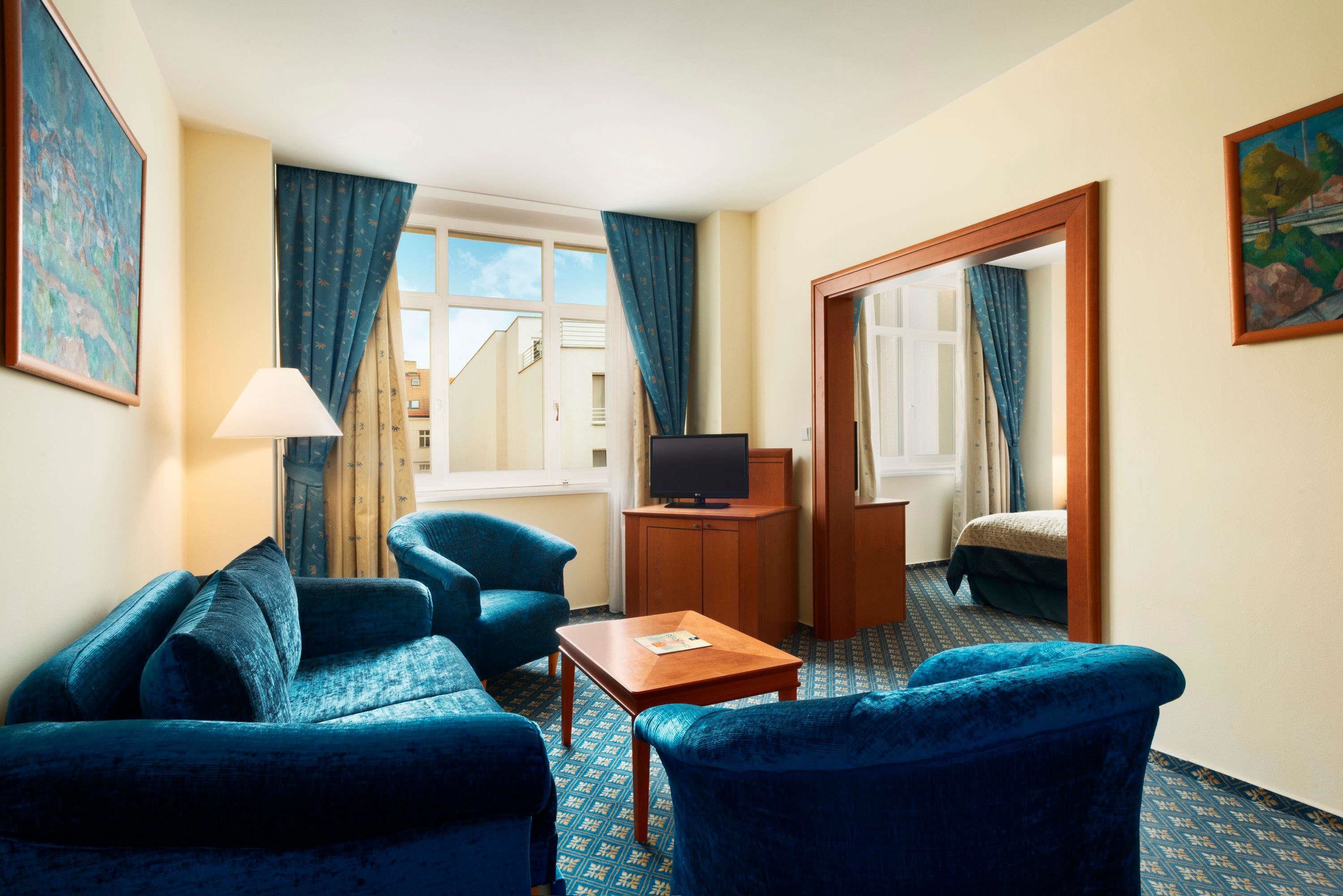 suite, 1 king bed, non smoking | 1 bedroom, in-room safe, desk, laptop workspace