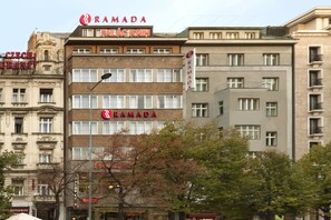 Ein mehrstöckiges Gebäude mit der deutlich sichtbaren Aufschrift 'RAMADA' an der Fassade.