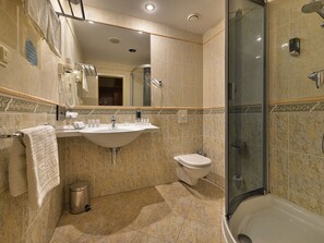 Deluxe Room, 1 King Bed, Non Smoking | Bathroom | Free toiletries, hair dryer, bathrobes, slippers