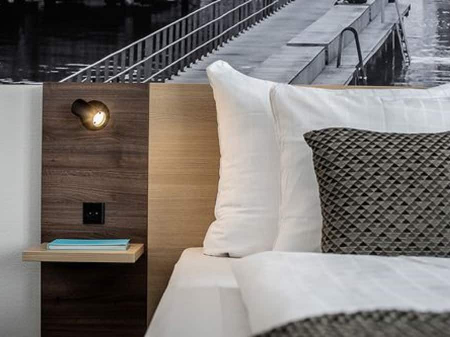 Caja de seguridad en la habitación y escritorio