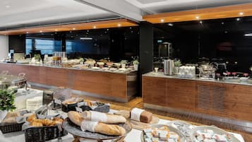 Se sirven desayunos, cenas y cocina local e internacional