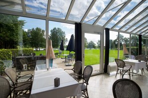 Dagelijks ontbijtbuffet (DKK 100 per persoon)