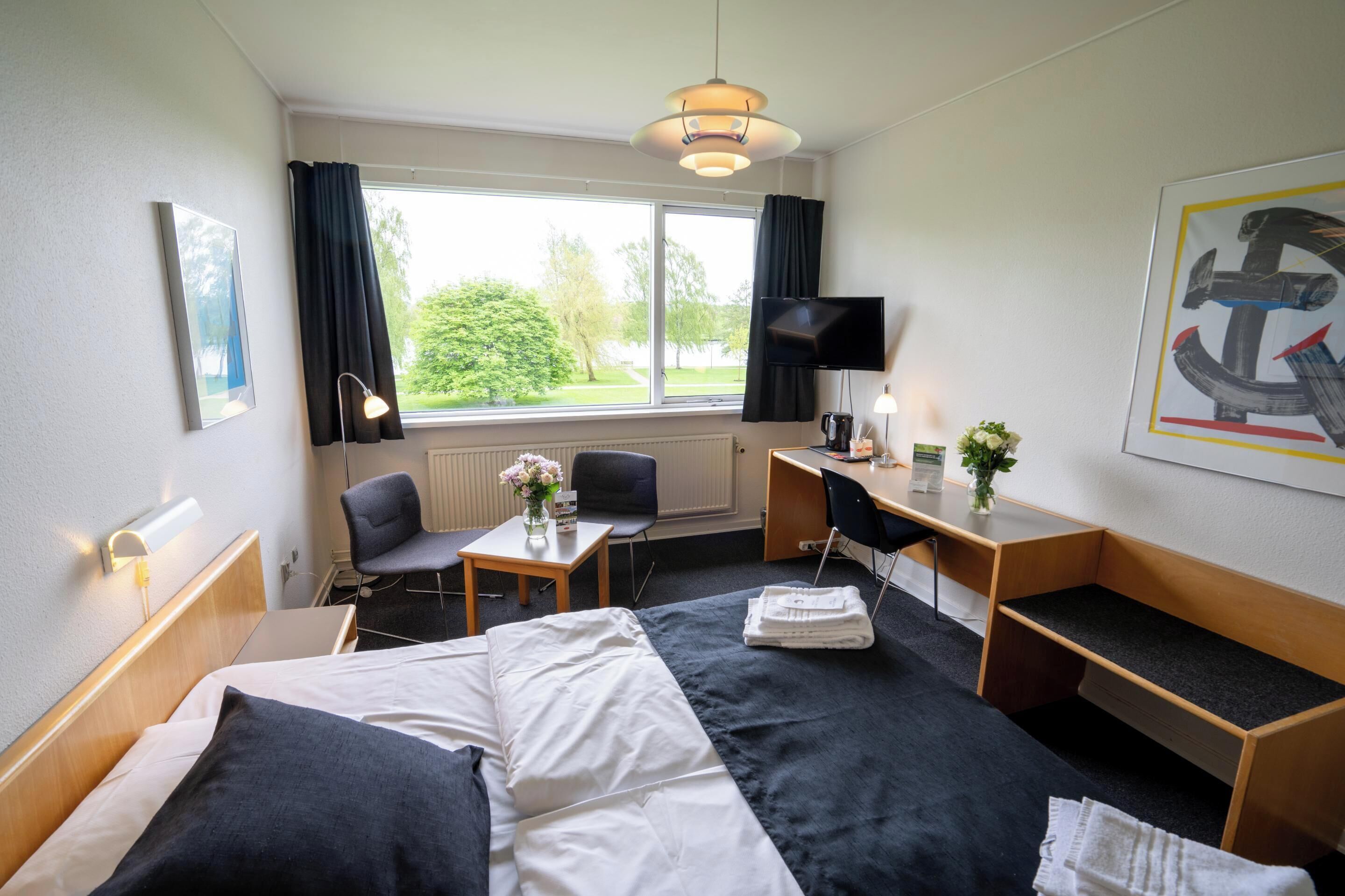 Phòng đôi, quang cảnh hồ | Bộ đồ giường kháng dị ứng, nệm Select Comfort, két bảo mật tại phòng 