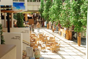Lobby lounge