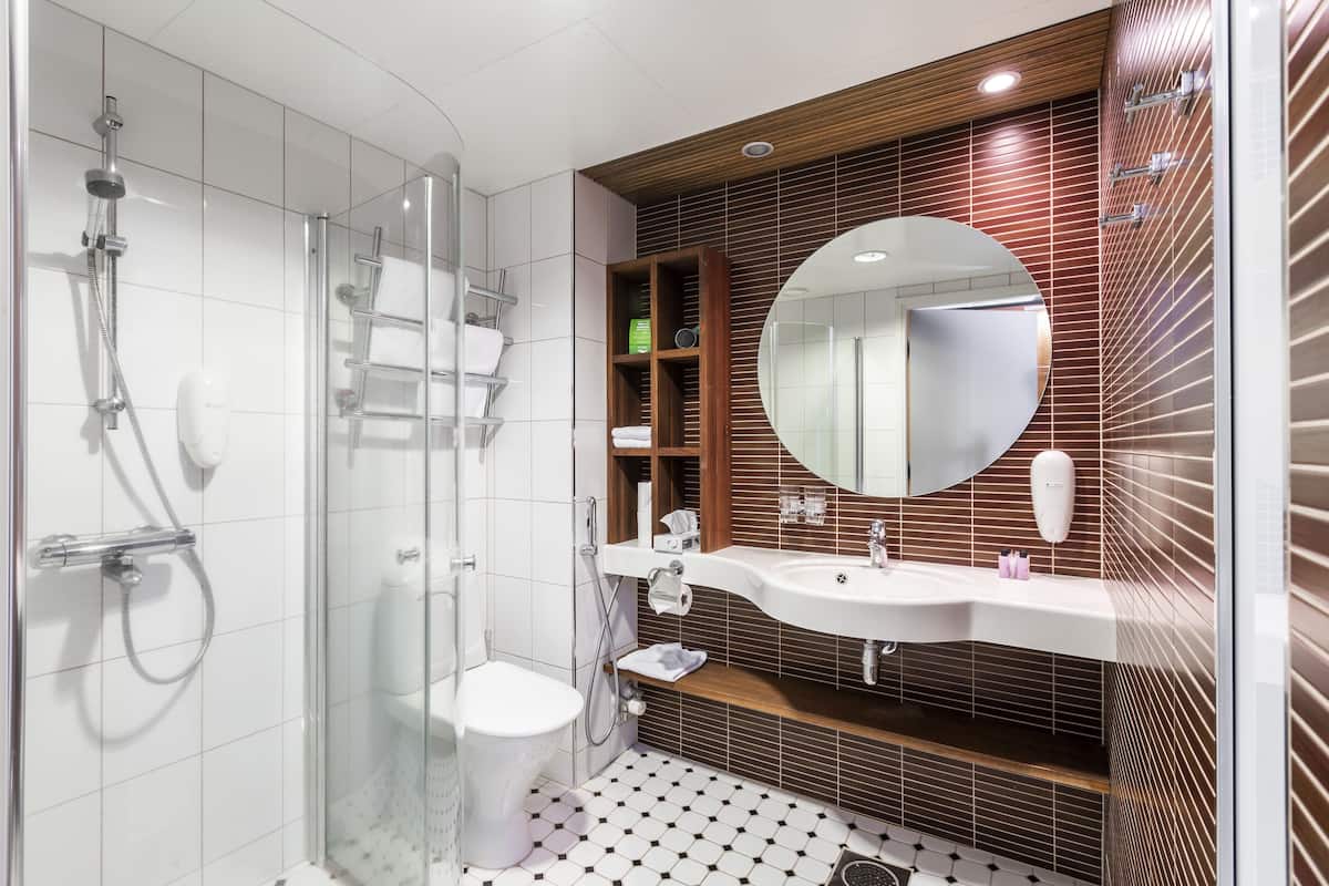 2 bedrooms, desk, free wifi, bed sheets