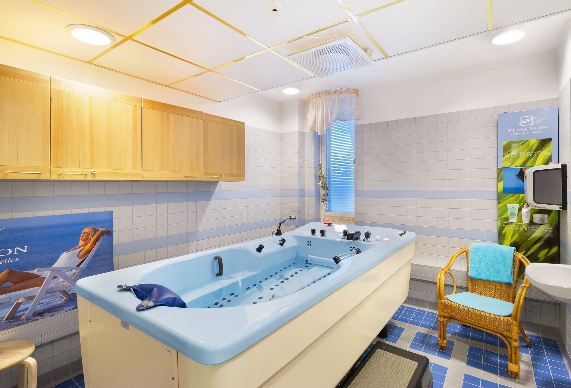 sauna, hot tub, steam room, turkish bath/hammam, body treatments