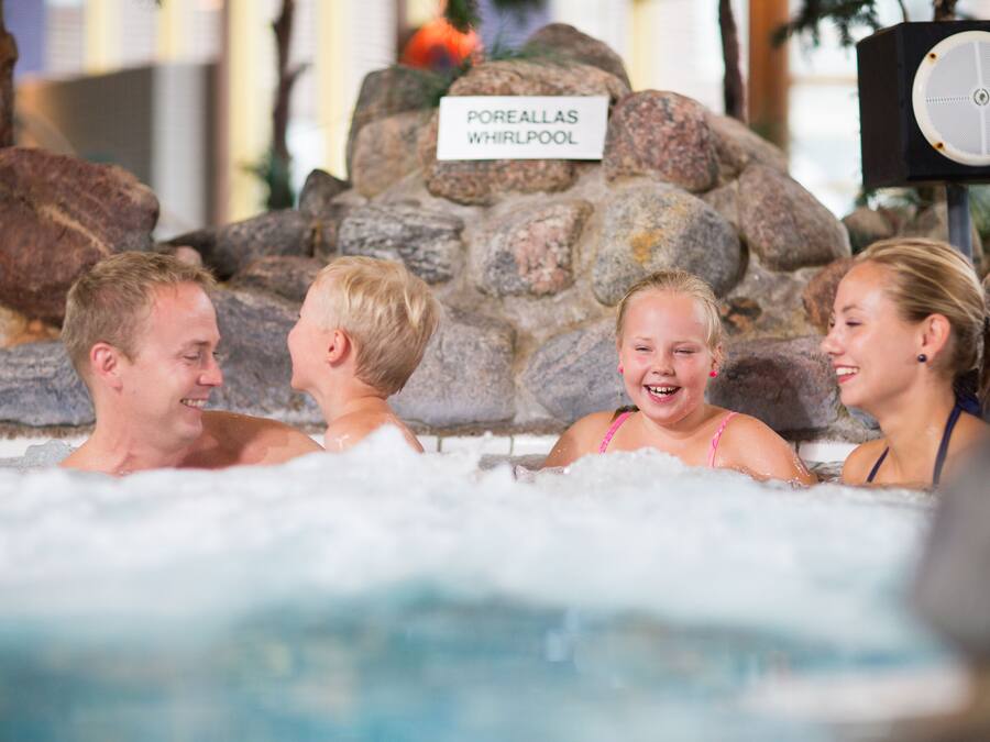 A hot tub area with a sign reading "Poreallas Whirlpool".