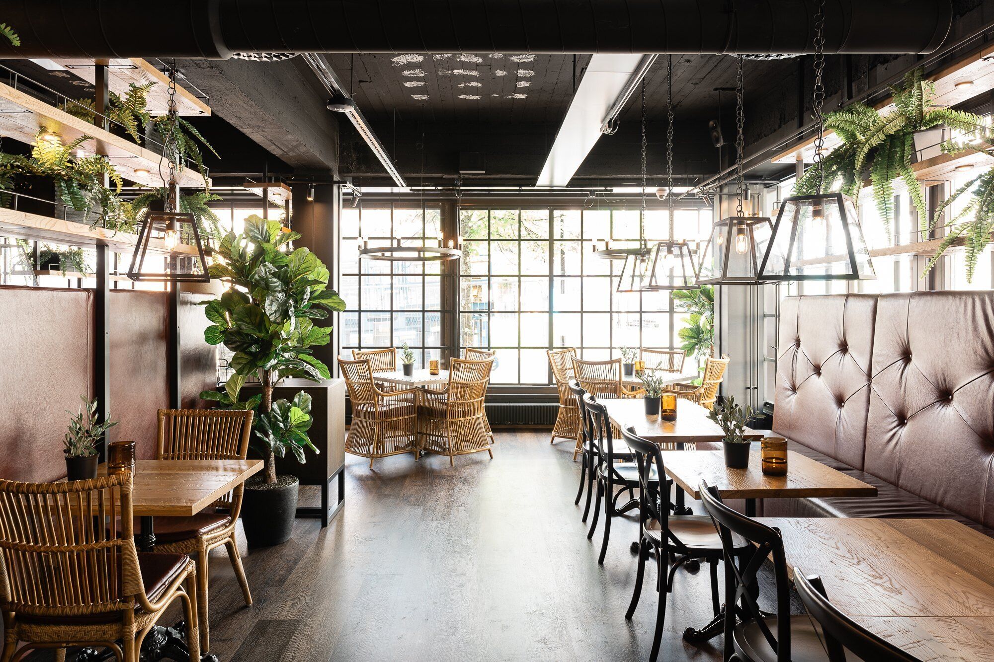 2 restauranter, frokost og middag serveres, italienske retter